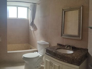 SE VENDE  CASA CON 7 RECÁMARAS REMODELADA EN TECAMACHALCO (V)