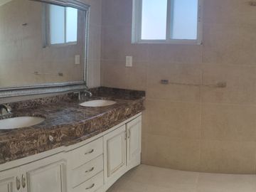 SE VENDE  CASA CON 7 RECÁMARAS REMODELADA EN TECAMACHALCO (V)