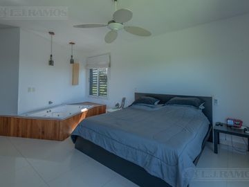 APTO CREDITO. 5 DORMITORIOS (2 Suites). A LAGUNA.