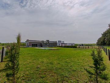 casa moderna  a la venta en Club de campo la asuncion lujan