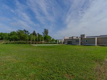 casa moderna  a la venta en Club de campo la asuncion lujan