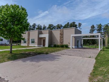casa moderna  a la venta en Club de campo la asuncion lujan