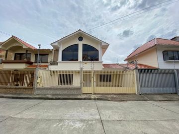 HERMOSA CASA EN VENTA, SECTOR 10 DE AGOSTO