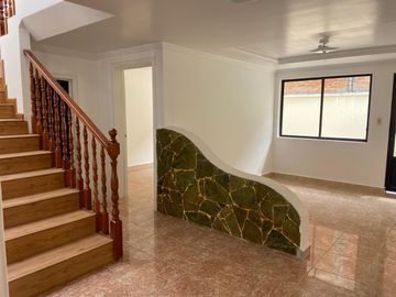 HERMOSA CASA EN VENTA, SECTOR 10 DE AGOSTO