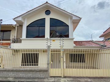 HERMOSA CASA EN VENTA, SECTOR 10 DE AGOSTO