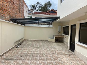 HERMOSA CASA EN VENTA, SECTOR 10 DE AGOSTO