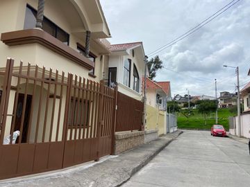 HERMOSA CASA EN VENTA, SECTOR 10 DE AGOSTO