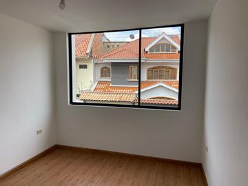 HERMOSA CASA EN VENTA, SECTOR 10 DE AGOSTO