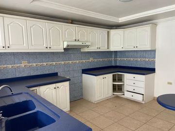 HERMOSA CASA EN VENTA, SECTOR 10 DE AGOSTO