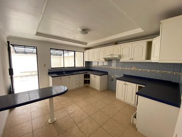 HERMOSA CASA EN VENTA, SECTOR 10 DE AGOSTO