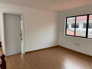 HERMOSA CASA EN VENTA, SECTOR 10 DE AGOSTO