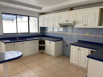 HERMOSA CASA EN VENTA, SECTOR 10 DE AGOSTO