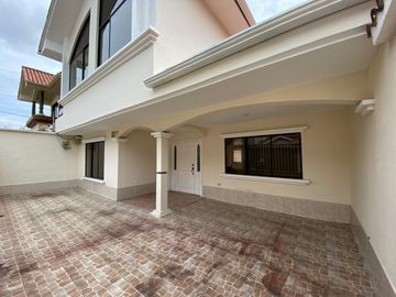 HERMOSA CASA EN VENTA, SECTOR 10 DE AGOSTO