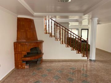 HERMOSA CASA EN VENTA, SECTOR 10 DE AGOSTO