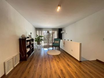 Excelente loft con jardín en venta CON RENTA en Ayres Vila