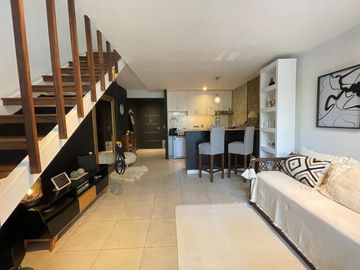 Excelente loft con jardín en venta CON RENTA en Ayres Vila