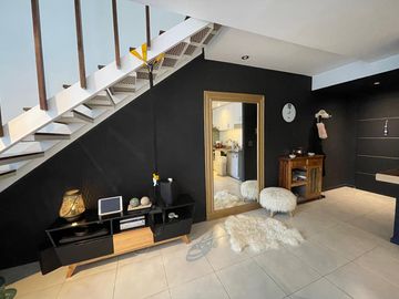 Excelente loft con jardín en venta CON RENTA en Ayres Vila
