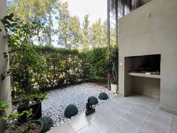 Excelente loft con jardín en venta CON RENTA en Ayres Vila
