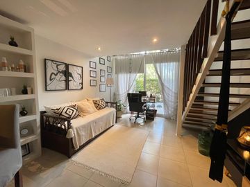 Excelente loft con jardín en venta CON RENTA en Ayres Vila