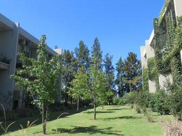 Excelente loft con jardín en venta CON RENTA en Ayres Vila