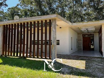 Casa en venta en Costa Esmeralda con fondo libre