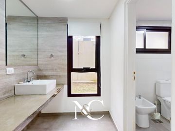 Casa en venta en Costa Esmeralda con fondo libre