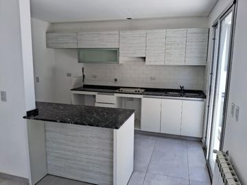 Casa en  Venta en Jardin de Las Tejas 3 dormitorios, 3 baños, jardin. A estrenar