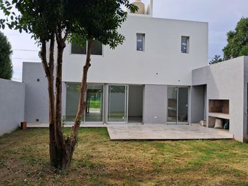Casa en  Venta en Jardin de Las Tejas 3 dormitorios, 3 baños, jardin. A estrenar
