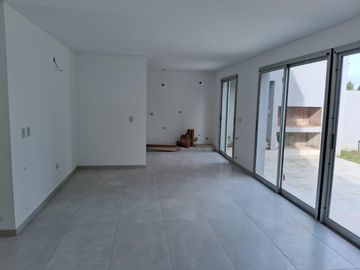 Casa en  Venta en Jardin de Las Tejas 3 dormitorios, 3 baños, jardin. A estrenar