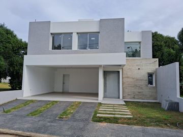 Casa en  Venta en Jardin de Las Tejas 3 dormitorios, 3 baños, jardin. A estrenar