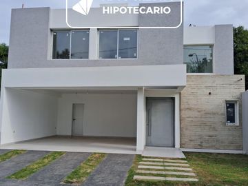 Casa en  Venta en Jardin de Las Tejas 3 dormitorios, 3 baños, jardin. A estrenar