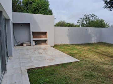 Casa en  Venta en Jardin de Las Tejas 3 dormitorios, 3 baños, jardin. A estrenar