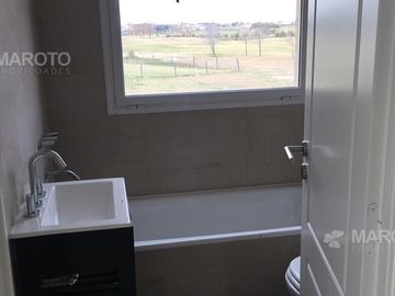 CASA EN VENTA Y ALQUILER ANUAL EN EL CANTON  - MAROTO PROPIEDADES -