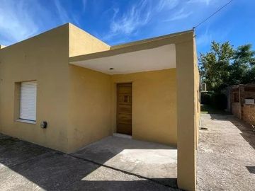 Casa en venta - 2 Dormitorios 1 Baño - Cocheras - 400Mts2 - Luján