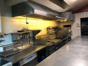 Local gastronómico en esquina sobre Libertador y Calle Ameghino en San Isidro.