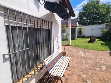 Casa 4 ambientes con jardin en Villa Ballester