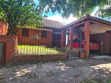 Casa 4 ambientes con jardin en Villa Ballester