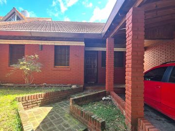 Casa 4 ambientes con jardin en Villa Ballester