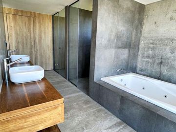 Casa en el Barrio Lagos del Golf. Nordelta