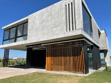 Casa en el Barrio Lagos del Golf. Nordelta