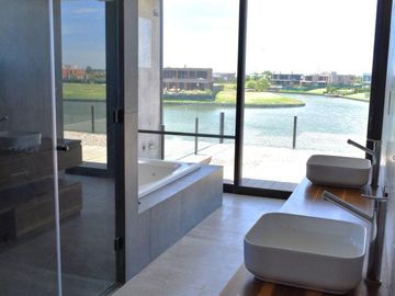 Casa en el Barrio Lagos del Golf. Nordelta