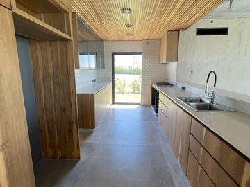 Casa en el Barrio Lagos del Golf. Nordelta