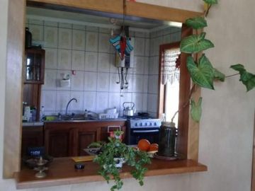 Vendo casa con 3 cabañas y terreno, giro comercial en Iloca.