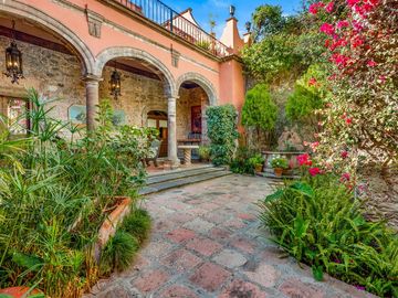 En Venta Casa en el Centro de San Miguel de Allende – Con Casa para Huéspedes