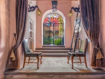 En Venta Casa en el Centro de San Miguel de Allende – Con Casa para Huéspedes