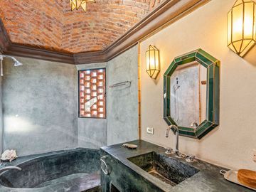 En Venta Casa en el Centro de San Miguel de Allende – Con Casa para Huéspedes