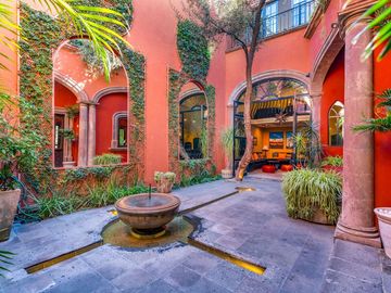 En Venta Casa en el Centro de San Miguel de Allende – Con Casa para Huéspedes