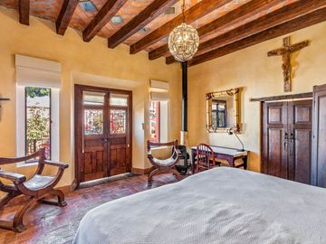 En Venta Casa en el Centro de San Miguel de Allende – Con Casa para Huéspedes