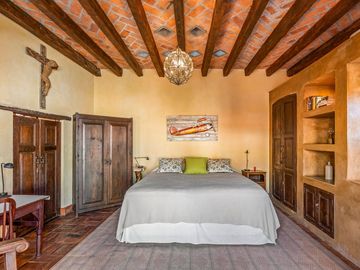 En Venta Casa en el Centro de San Miguel de Allende – Con Casa para Huéspedes