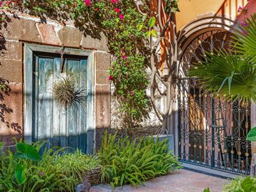 En Venta Casa en el Centro de San Miguel de Allende – Con Casa para Huéspedes